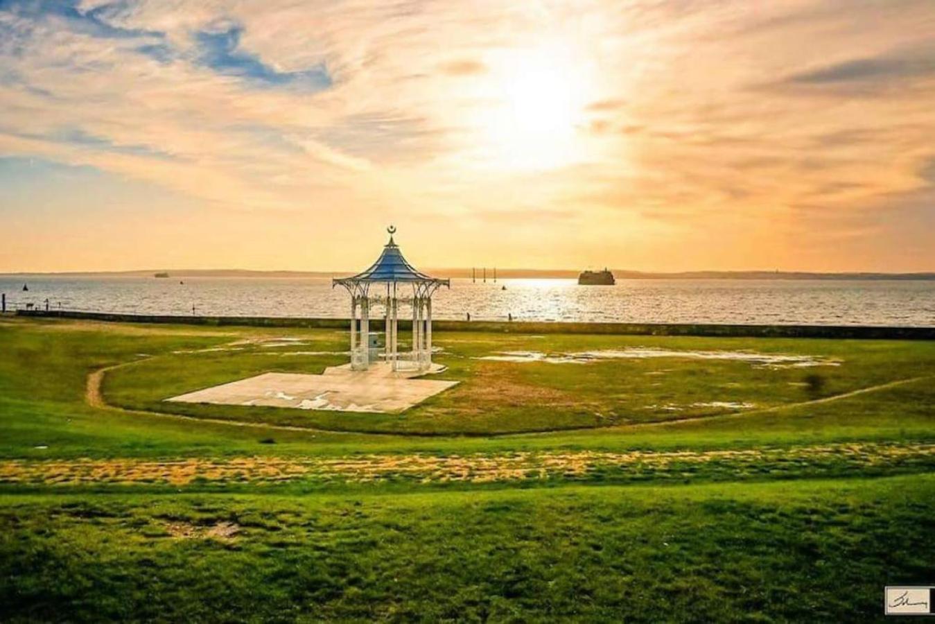 Air Maison - Stunning Beach Front Apartment Portsmouth Eksteriør billede