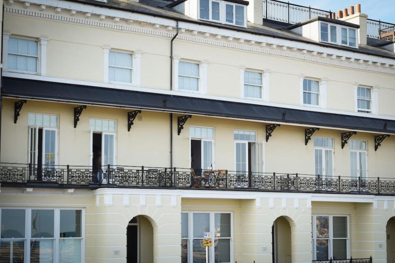 Air Maison - Stunning Beach Front Apartment Portsmouth Eksteriør billede