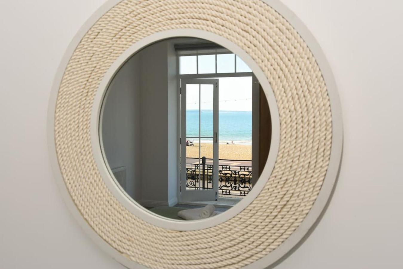 Air Maison - Stunning Beach Front Apartment Portsmouth Eksteriør billede