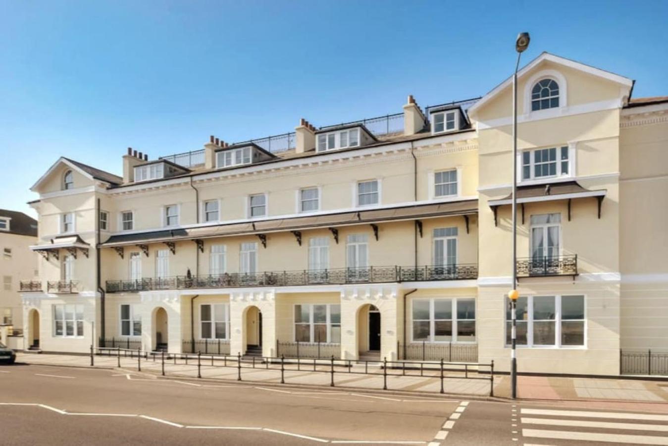 Air Maison - Stunning Beach Front Apartment Portsmouth Eksteriør billede